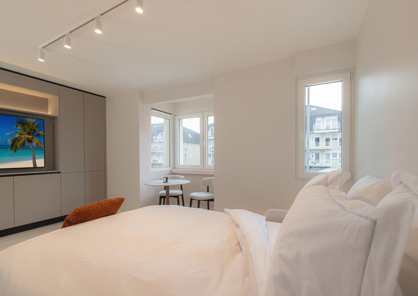 Studio 03 overview &acirc; living and dining area