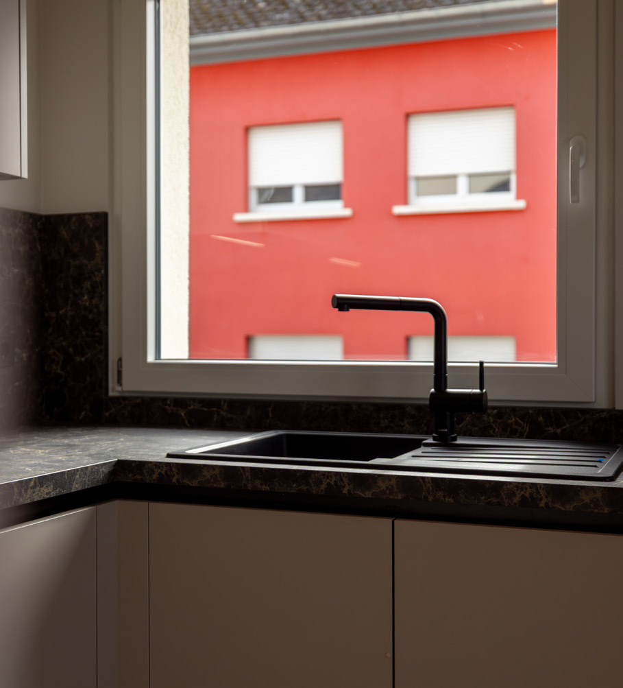 Studio 05 bed and seating area